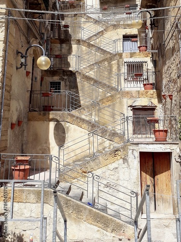 Foto Una scala a zig zag a Leonforte.