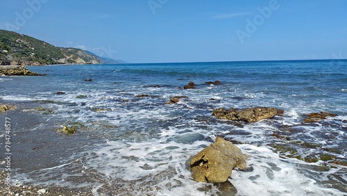 Playa pedregosa olas y espuma de mar. Playa Las Salinas en la costa de Venezuela. 