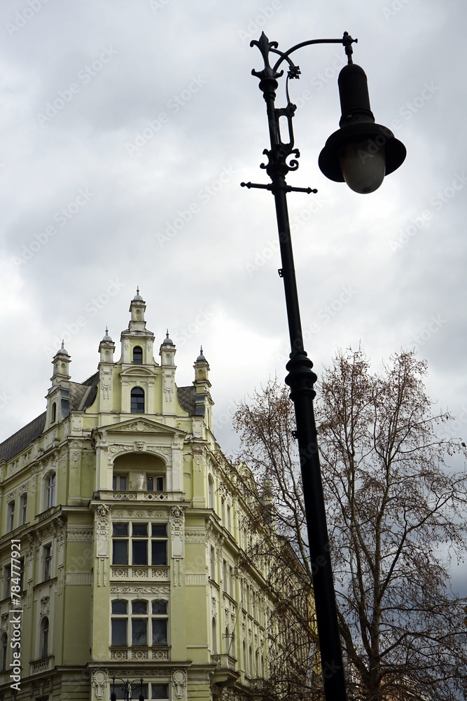 Prachtvoller Altbau und Eckhaus im Jugendstil in Naturfarben und alte Straßenlaterne bei Regenwetter mit Regenwolke im jüdischen Viertel Josefov in der Altstadt von Prag an der Moldau in Tschechien Prachtvoller Altbau und Eckhaus im Jugendstil in Naturfarben und alte Straßenlaterne bei Regenwetter mit Regenwolke im jüdischen Viertel Josefov in der Altstadt von Prag an der Moldau in Tschechien