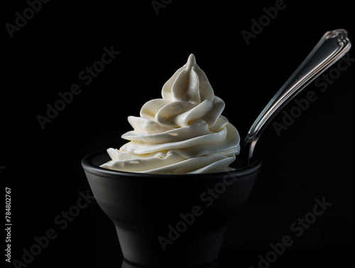 Petit pot de yaourt glacé, yaourt nature bio ou organique sur fond noir, production de la ferme, produit d'exception, yaourt au lait de vache, brebis ou chèvre photo