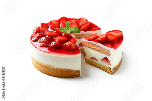 ホールケーキからカットした苺ケーキ　　白背景の切り抜き