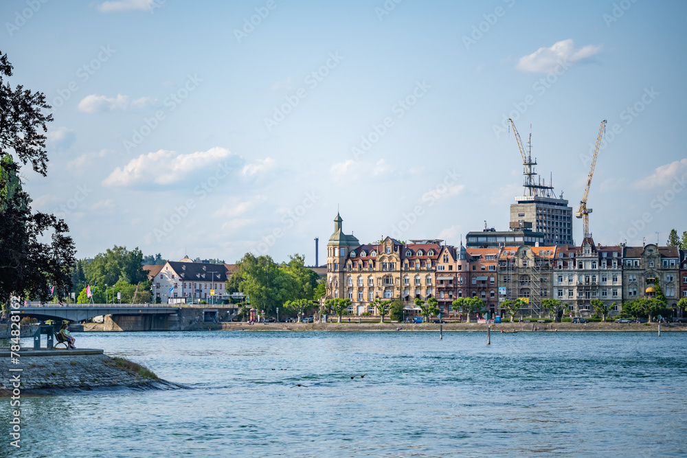 Die Uferpromenade bei der Rheinbrücke ist an einem Sommertag gut besucht. Konstanz, Bodensee, Baden-Württemberg, Deutschland, Europa.