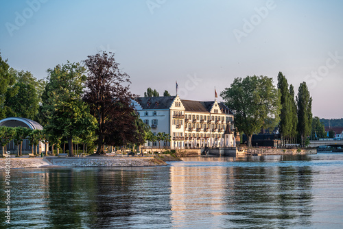 Das Steigenberger Inselhotel erwacht im morgentlichen Sonnenlicht. Konstanz, Bodensee, Baden-Württemberg, Deutschland, Europa.