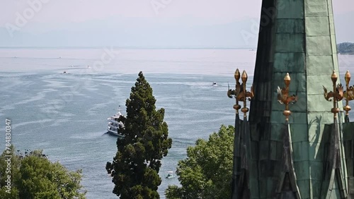 Blick auf den See mit einem Personendampfer, Segelschiffen und einem Kirchturm im Vordergrund an einem sonnigen Sommertag. Konstanz, Bodensee, Baden-Württemberg, Deutschland, Europa.