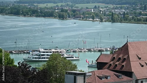 Blick vom Münster Unserer Lieben Frau ein Boot das den Personendampfer der den Hafen verlässt an einem sonnigen Sommertag. Konstanz, Bodensee, Baden Württemberg, Deutschland, Europa.