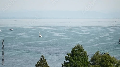 Panoramablick über den See mit Personendampfer und Booten an sonnigen Sommertag. Konstanz, Bodensee, Baden-Württemberg, Deutschland, Europa.