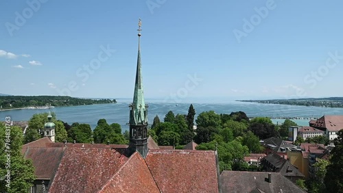 Weitwinkel Panoramablick auf den See vom Münster Unserer Lieben Frau an einem sonnigen Sommertag.  Konstanz, Bodensee, Baden-Württemberg, Deutschland, Europa.