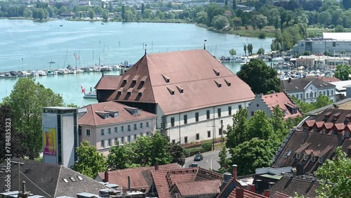 Panoramablick über vom Hafen über den See und Münsterturm an einem sonnigen Sommertag. Konstanz, Bodensee, Baden-Württemberg, Deutschland, Europa.
