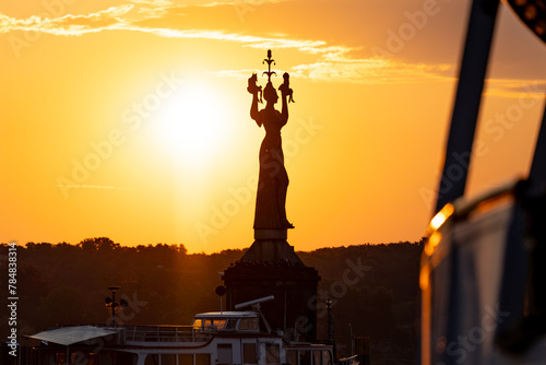 Die Imperia-Statue thront über dem Hafen vor der aufgehenden Sonne, in ihren Händen hält sie das geistliche und staatliche Oberhaupt. Konstanz, Bodensee, Baden-Württemberg, Deutschland, Europa.