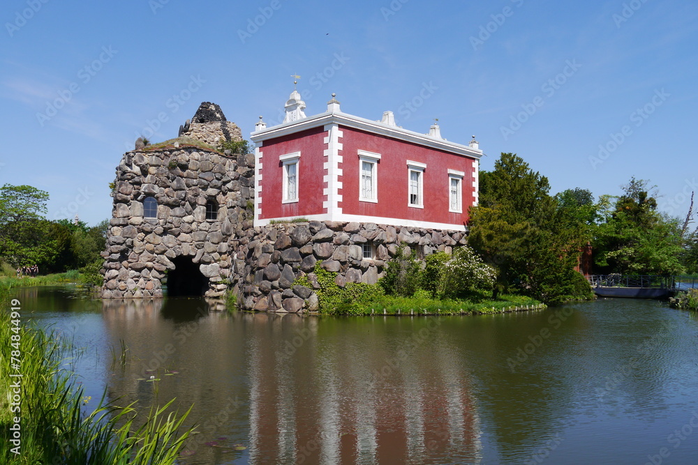 Insel Stein mit Vulkan Vesuv und Villa Hamilton im Wörlitzer Park im Dessau Wörlitzer Gartenreich