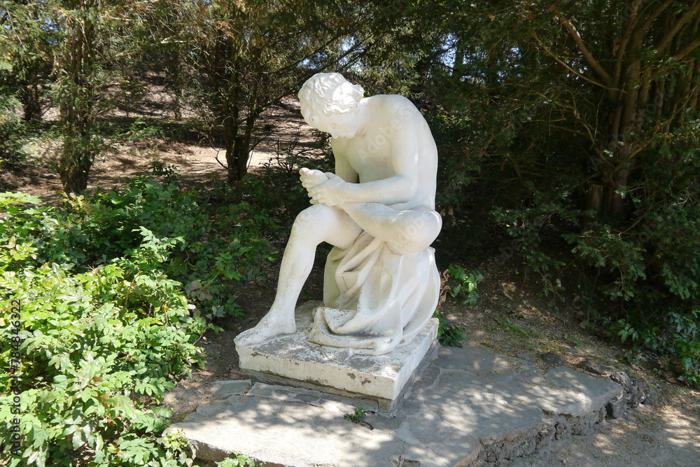 © Falko Göthel - Skulptur Dorn im Fuß im romantischen Wörlitzer Park von Wörlitz Landschaftspark im Dessau-Wörlitzer Gartenreich © Falko Göthel - Skulptur Dorn im Fuß im romantischen Wörlitzer Park von Wörlitz Landschaftspark im Dessau-Wörlitzer Gartenreich