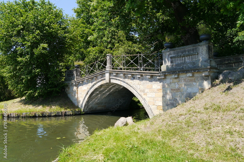 Brücke im Wörlitzer Park im Dessau-Wörlitzer Gartenreich in Sachsen-Anhalt