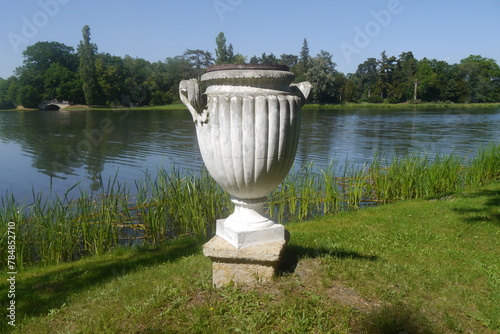 Vase vor Wörlitzer See im Wörlitzer Park im Dessau-Wörlitzer Gartenreich