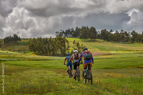 Fotografía The Sacred Valley of Peru is not only a treasure trove of historical and cultural wonders but also a paradise for outdoor enthusiasts, including mountain bikers