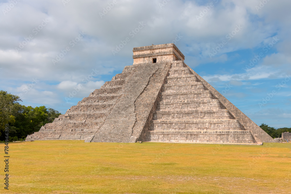 Pyramid of Kukulcan in the Mexican city of Chichen Itza - Mayan pyramids in Yucatan, Mexico Pyramid of Kukulcan in the Mexican city of Chichen Itza - Mayan pyramids in Yucatan, Mexico