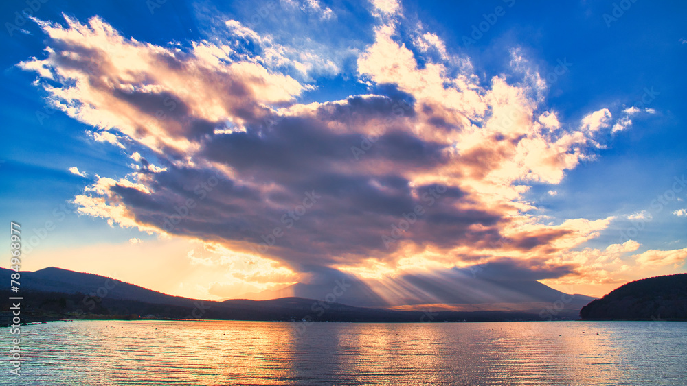 美しい夕焼け雲に染まる山中湖 美しい夕焼け雲に染まる山中湖