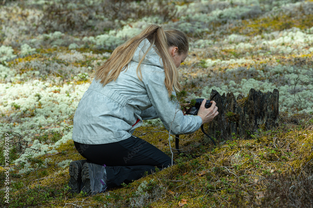 Ταπετσαρία A woman takes a picture of forest nature with a camera