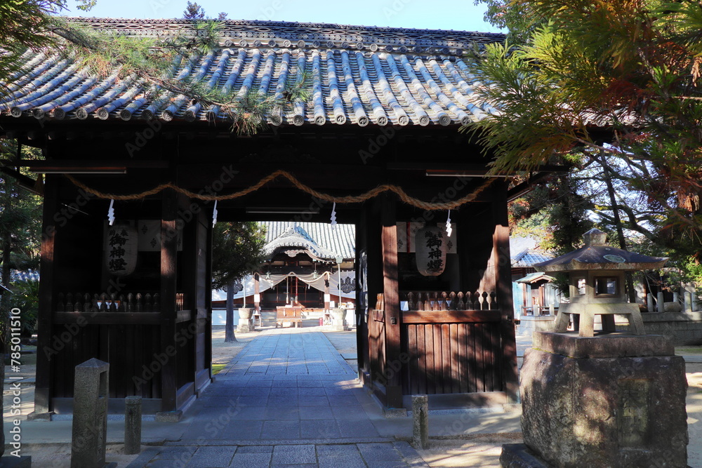 神社の瓦屋根の神門