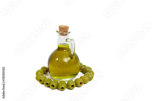 Świeża oliwa z oliwek, tłoczona na zimno w przezroczystej szklanej butelce