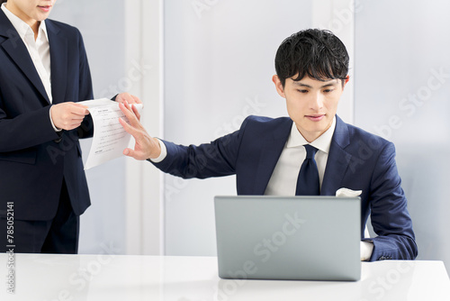 威圧的に仕事を拒否するビジネスマン photo