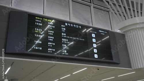 기차역 현황판 a train station's current status board
