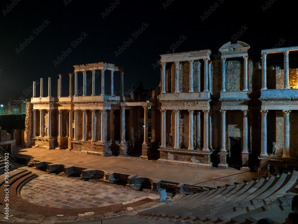 Fototapeta premium Restos arqueológicos del teatro romano de Merida por la noche