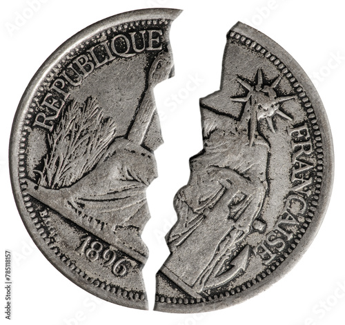 pièce de monnaie en argent de 1896 coupée en deux sur fond transparent photo