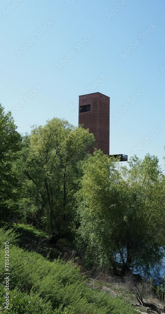 Neuenburg am Rhein im Schwarzwald - Freizeitgarten Am Wuhrloch. Öffentlicher Raum mit Blick auf den Bertholdturm aus rotem sandstein mit Aussichtsplattform

