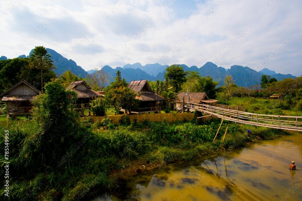 Obraz premium Scenic landscape of a lake surrounded with forest houses in a mountainous area