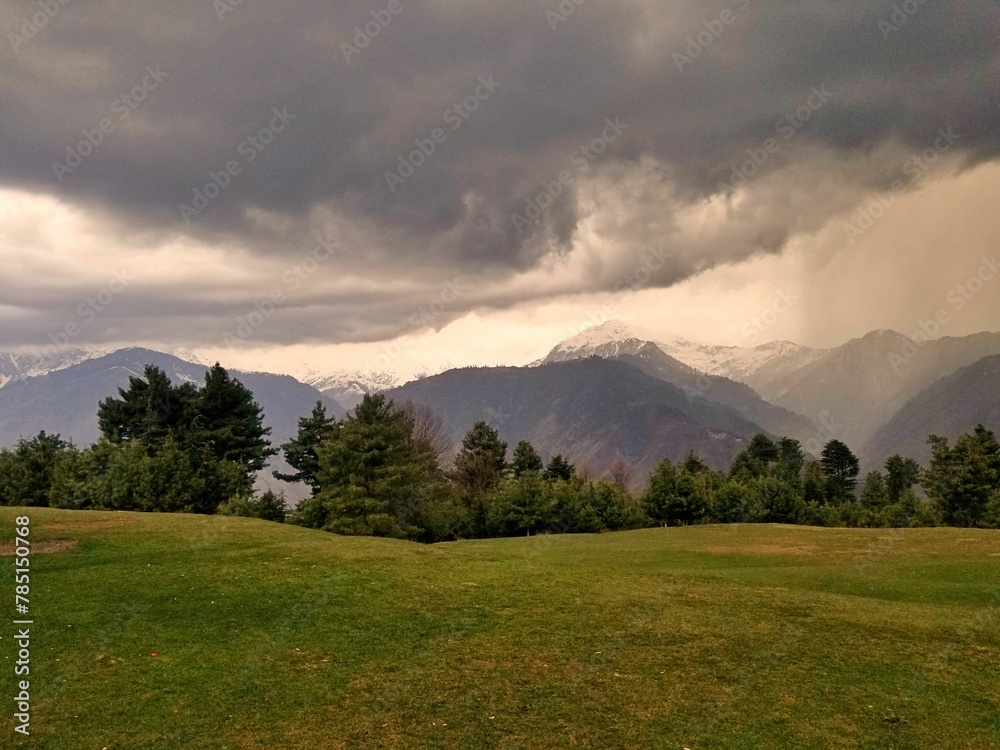 Obraz premium Beautiful view of mountainous landscape with cloudy sky