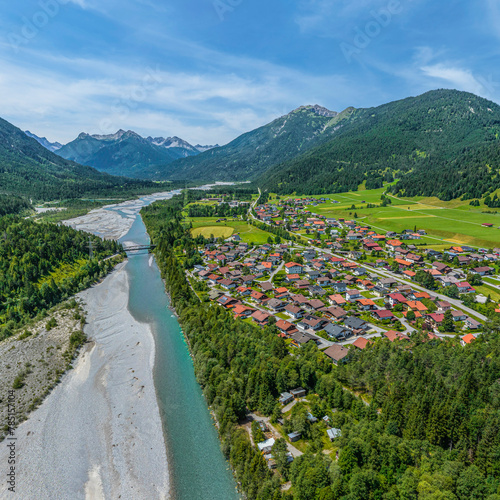 Das Tiroler Lechtal bei Weißenbach im Bezirk Reutte im Luftbild