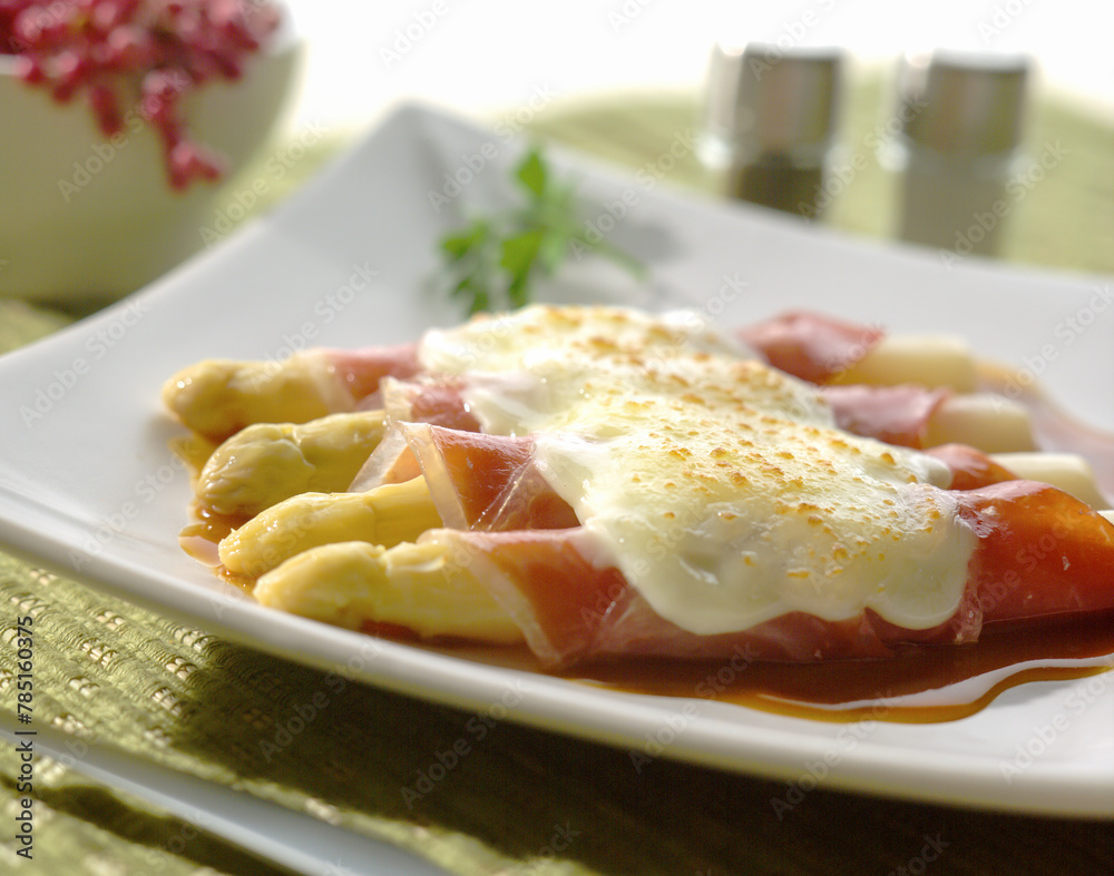 Recipe of white asparagus wrapped in ham and baked with cheese in the oven Recipe of white asparagus wrapped in ham and baked with cheese in the oven
