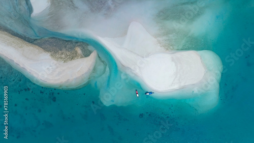 Foto The tropical Summer with Sand bank  while relaxing on vacation as white sand bea