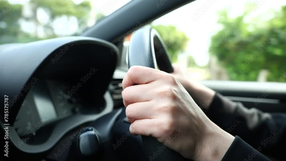 車を運転する女性の手 車を運転する女性の手
