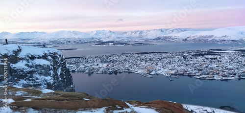 Vista de Tromso (Noruega) desde la montaña, Ciudad neveda.  photo