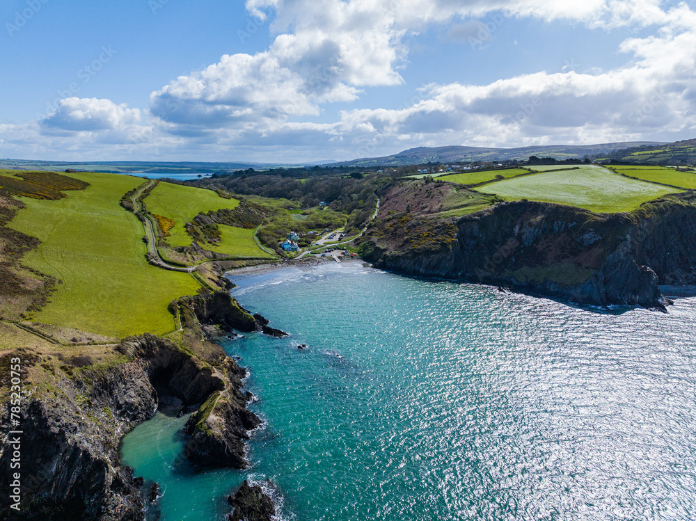 Φωτογραφία Aerial view of Pwllgwaelod Beach and surrounding cliffs, near Fishguard, West Wales