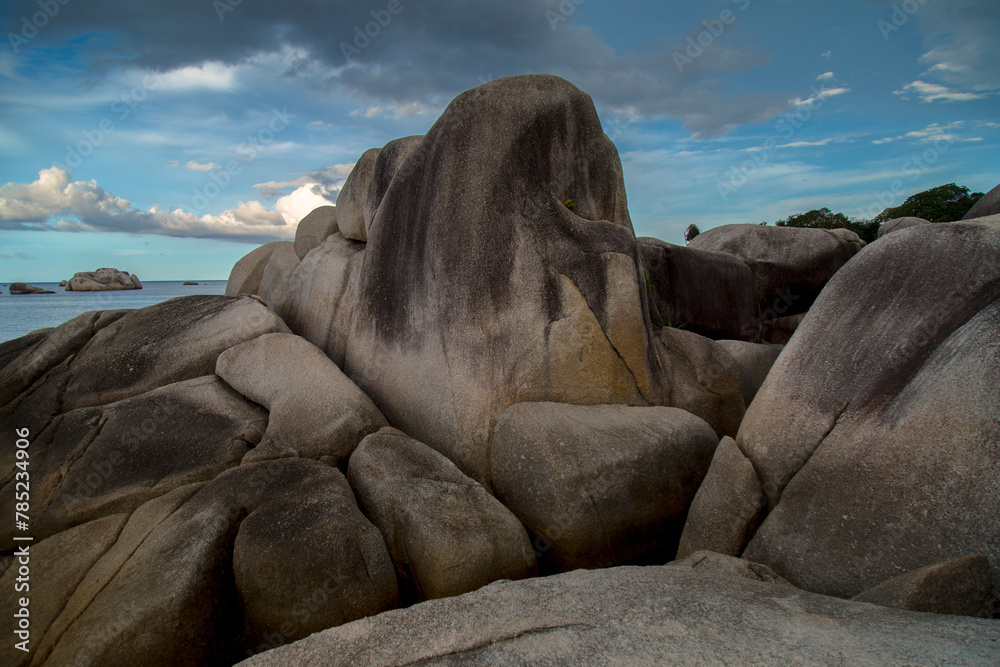 Fototapeta premium Sunset over granite boulders in Tanjung Tinggi, Belitung Island, Indonesia