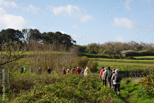 Groupe de randonneurs seniors le long du Jaudy en Bretagne - France