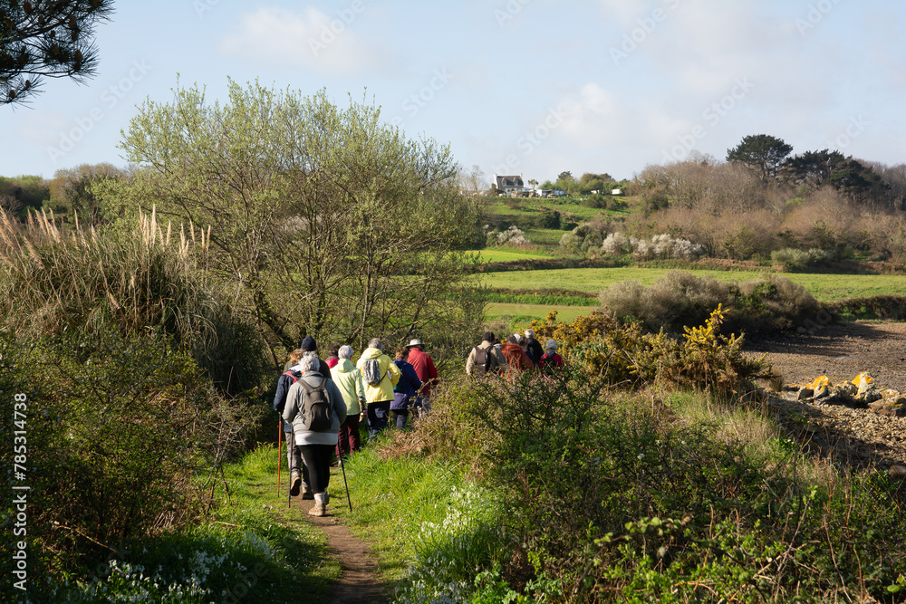 Groupe de randonneurs seniors le long du Jaudy en Bretagne - France Groupe de randonneurs seniors le long du Jaudy en Bretagne - France