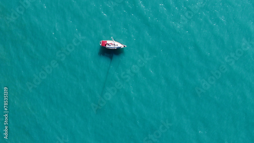 barca a vela in mare vista dall'alto drone