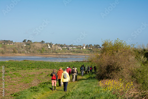 Groupe de randonneurs seniors le long du Jaudy en Bretagne - France photo