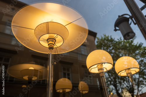 Bauhaus Lampe hinter Glasscheibe