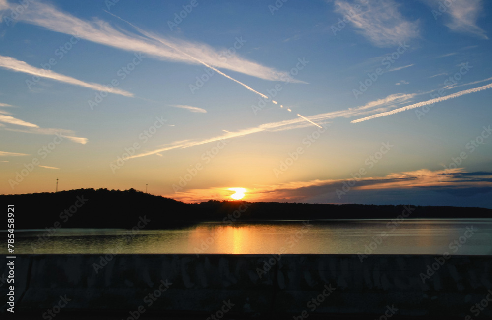 Obraz premium Sunset over Norfork Lake in Arkansas 
