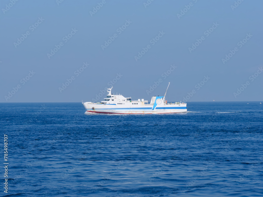青い海と航行するフェリー