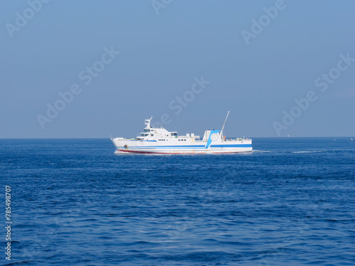 青い海と航行するフェリー © nanohana