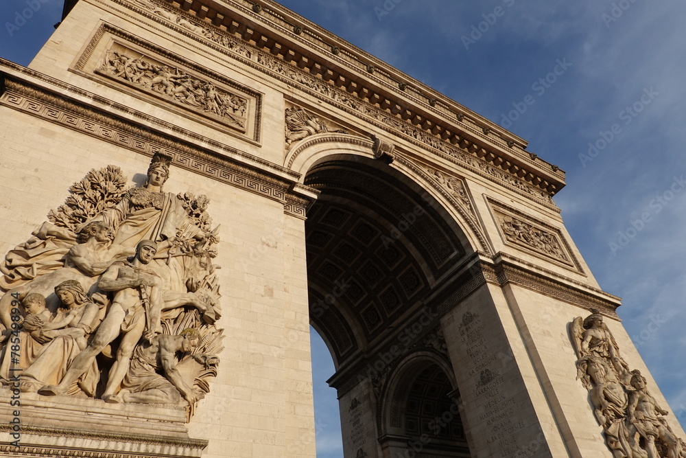 Arc de Triomphe sous le soleil à Paris