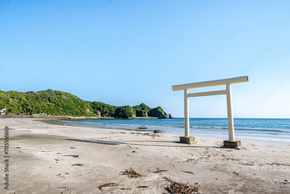 八坂神社 一ノ鳥居(白い鳥居) 千葉県勝浦市鵜原海水浴場 八坂神社 一ノ鳥居(白い鳥居) 千葉県勝浦市鵜原海水浴場