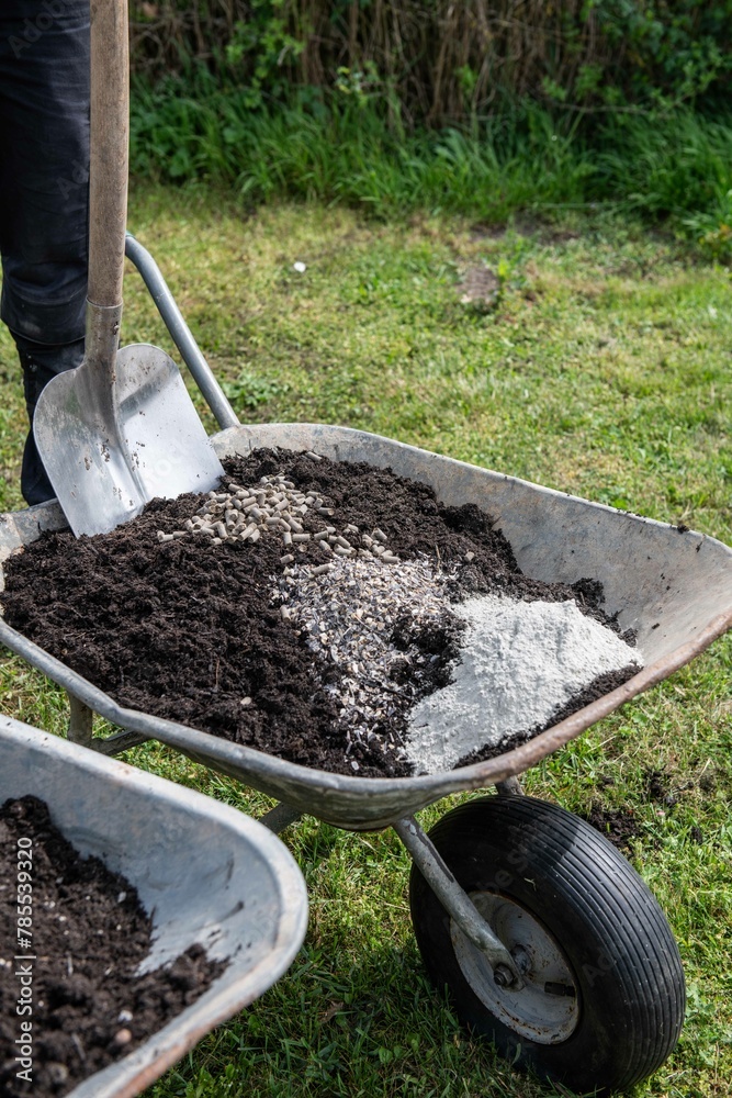 Kartoffelturm im Garten selber bauen, Erde düngen, Anbau Kartoffeln