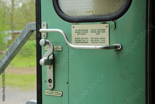 Porte de train, Ne pas ouvrir avant l'arret du train, train ancien