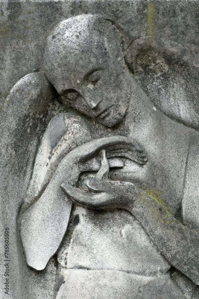 Ange en prière.  Angels at prayer. Cimetière monumental, Milan - Italie